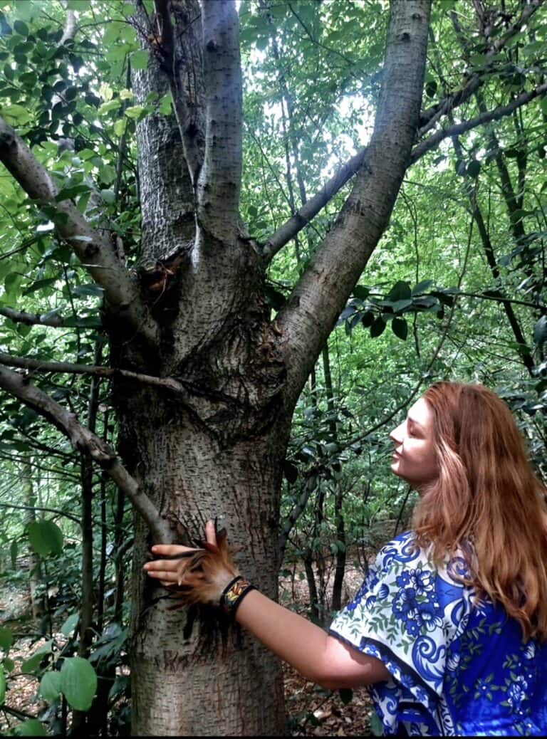 Violeta en train de se ressourcer auprès d'un arbre